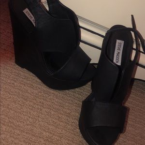 SOLD*🔒Steve Madden black sandal wedges